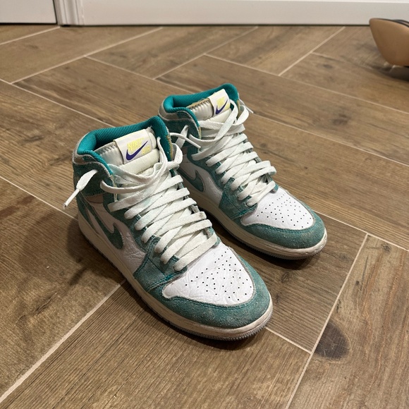 US Y6 Air Jordan (US Women's 7.5) Retro High OG GS " Turbo Green" - Picture 2 of 4